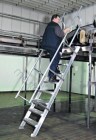 Krause ipari lépcső alumíniumból 800mm széles fokokkal, 45fokos dőlésszög,  egyoldali korláttal - 4 lépcsős
