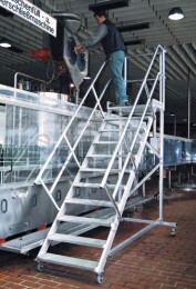 Krause ipari lépcső dobogóval gurítható kereten, 600mm széles fokokkal, 45fokos dőlésszög,  kétoldali korláttal