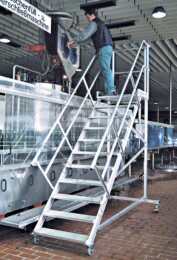 Krause ipari lépcső dobogóval gurítható kereten, 800mm széles fokokkal, 45fokos dőlésszög,  kétoldali korláttal